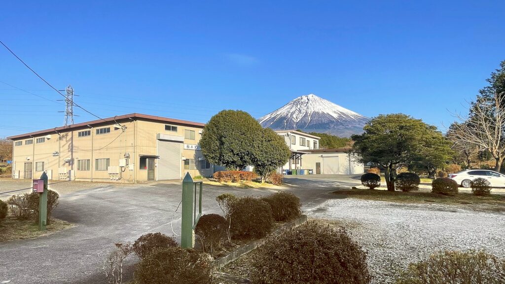 株式会社エヌビー精密 富士宮本社の外観と富士山