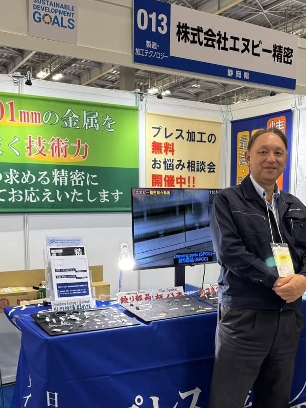 展示会の当社ブースに立つ代表取締役社長